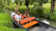 Britta Hofmeister (r) und Andreas Werner genie&szlig;en eine Bootsfahrt im Sumpfgebiet Marais Poitevin.