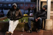 Driss (Omar Sy, l.).