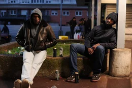 Driss (Omar Sy, l.).