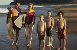 Sam (Naomi Watts, 2. von links) und Cameron (Andrew Lincoln, links) mit ihren S&ouml;hnen Noah (Griffin Murray-Johnston, 2. von rechts), Oli (Abe Clifford-Barr, Mitte) und Rueben (Felix Cameron, rechts).