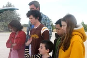Frankie (Patricia Heaton, l.) und Mike (Neil Flynn, 2.v.l.) planen extra f&uuml;r ihren Austauschstudenten Takayuki (Matthew Moy, 2.v.r.) zusammen mit ihren Kindern Brick (Atticus Shaffer, 3.v.r.), Axl (Charlie McDermott, 3.v.l.) und Sue (Eden Sher, r.) einen Familienausflug, um dem japanischen Studenten Amerika etwas n&auml;her zu bringen ...