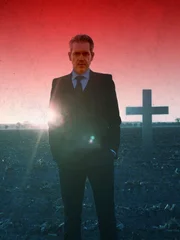 Er ist charmant, gut aussehend und kann tr&ouml;sten. Sein Beruf: Bestatter. Wer sich in ihn verliebt, verliert nicht nur sein Herz, sondern manchmal auch viel Geld.