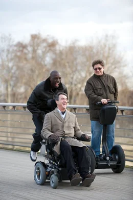 Driss (Omar Sy, l.), Philippe (Francois Cluzet, m.).