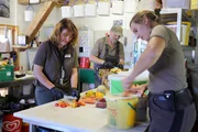 Das Tierpflegerteam in der Futterk&uuml;che.