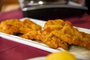 Wiener Schnitzel, fisch zubereitet, mit der klassischen Panade.