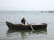 Josef Hader am See Genezareth.