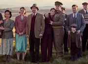 v.l.n.r.: Grace Chapman (Cat Simmons), Mrs. Hall (Anna Madeley), Siegfried Farnon (Samuel West), Charlotte Beauvoir (Gaia Wise), Tristan Farnon (Callum Woodhouse), James Herriot (Nicholas Ralph)