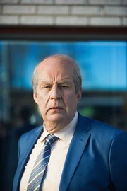 Ove (Rolf Lassg&aring;rd) hat sich schick gemacht, um einen ganz besonderen Plan durchzuziehen, aber er wird - wie immer - bei der Ausf&uuml;hrung gest&ouml;rt.