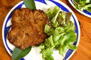 Cotoletta alla milanese, als Secondo Piatto serviert mit Salat.
