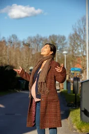 Parvaneh (Bahar Pars) freut sich auf ihr drittes Kind.