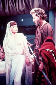Nefretiri (Anne Baxter), Moses (Charlton Heston)