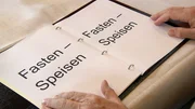 "Fastenbrauchtum in &Ouml;sterreich", Heringsschmaus, Aschenkreuz, Fastent&uuml;cher ? das Ende des lauten Faschings und der Beginn der enthaltsameren Zeit haben sich gerade auf dem Land tief in das heimische Traditionsbewusstsein gegraben. Zum heurigen Aschermittwoch erkl&auml;rt ORFIII in dieser Neuproduktion, welche Fastenriten es in den einzelnen Bundesl&auml;ndern gibt und wie sie gelebt werden. Gestalterin Marion Flatz zeigt unter anderem das Verh&auml;ngen der Altarbilder mit violetten T&uuml;chern in K&auml;rntner Pfarren, ein Fastenrezept aus der Klosterk&uuml;che des Stiftes Geras im Waldviertel und wie die Franziskanerm&ouml;nche im burgenl&auml;ndischen Frauenkirchen den Aschermittwoch begehen. Fasten ist heutzutage nicht nur mehr religi&ouml;s unterlegt, sondern wird von vielen auch zum inneren Ausgleich praktiziert.  SENDUNG: ORF3 - MI - 01.03.2017 - 20:15 UHR. - Veroeffentlichung fuer Pressezwecke honorarfrei ausschliesslich im Zusammenhang mit oben genannter Sendung oder Veranstaltung des ORF bei Urhebernennung.  Foto: ORF/ORF III.  Anderweitige Verwendung honorarpflichtig und nur nach schriftlicher Genehmigung der ORF-Fotoredaktion.  Copyright: ORF, Wuerzburggasse 30, A-1136 Wien, Tel. +43-(0)1-87878-13606