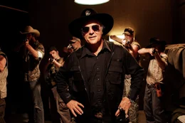 Der unberechenbare Anf&uuml;hrer einer privaten Grenzarmee, Von (Don Johnson, M.), will nur eines: Machetes Tod!