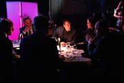 Patrick Reitwald (Marcus Mittermeier, 3.v.l.), Max van Veeren (Klaus Steinbacher, 3.v.r.) und Saskia Blankenstein (Felicitas Woll, 2.v.r.) versuchen den Deal mit dem Scheich (David A. Hamade, r.) abzuschlie&szlig;en.