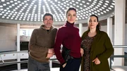 Georg K&ouml;nig (Stephan Sz&aacute;sz, l.), Katharina Tempel (Franziska Hartmann, M.) und Dela Tahiri (Hanife Sylejmani, r.) ermitteln in einem Fall.
