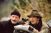 Beim gemeinsamen Wildern: Gerhard Windegger (Michael Roll) und Karl Krutzenbichler (Sepp Schauer).