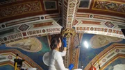 Die Fresken werden sorgf&auml;ltig von Schmutz und Staub befreit.