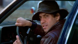 BR Fernsehen ASSO - EIN HIMMLISCHER SPIELER, "ASSO", am Freitag (17.04.26) um 23:45 Uhr. Der verblichene Asso (Adriano Celentano) wird vom Himmel beauftragt, f&uuml;r seine Witwe einen neuen Mann zu finden. (Lizenzende 31.08.2029). Weiteres Bildmaterial finden Sie unter www.br-foto.de.