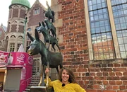 Simin mit dem kleinen Wahrzeichen Bremens.