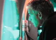 SF unterwegs - Mauritius Moderator Roland Luder schaut in ein Aquarium