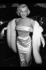 Marilyn Monroe bei ihrer Ankunft im Ciro's, West Hollywood, an einem Abend zu Ehren von Louella Parsons. Der Glamour ihrer Filmkarriere war ein Trost, sorgte aber nicht für dauerhaftes Glück in Marilyns Leben. Marilyn Monroe bei ihrer Ankunft im Ciro's, West Hollywood, an einem Abend zu Ehren von Louella Parsons. Der Glamour ihrer Filmkarriere war ein Trost, sorgte aber nicht für dauerhaftes Glück in Marilyns Leben.