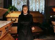 Neugier und Intuition f&uuml;hren Schwester Camilla (Ann-Kathrin Kramer) bei ihren Ermittlungen in ein Beerdigungsunternehmen.