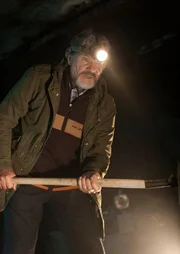 Joseph Komalschek (G&ouml;tz George) sucht im Stollen.