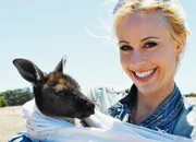 Moderatorin Nicole Berchtold mit dem verwaisten K&auml;ngurubaby Ruby