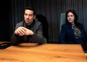 Max van Veeren (Klaus Steinbacher) st&ouml;&szlig;t, bei einem weiteren Treffen mit den Investoren, gegen den Willen von Saskia Blankenstein (Felicitas Woll) vor und bietet ungefragt seine Hilfe an. Damit scheint die Geduld seiner Kollegen endg&uuml;ltig ausgereizt zu sein.