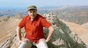 Josef Hader. "Wenn ich mir auf die ber&uuml;hmte einsame Insel nur ein Buch mitnehmen d&uuml;rfte, dann w&uuml;rde ich die Bibel w&auml;hlen. Denn es ist nicht ein Buch, sondern tausend B&uuml;cher": Schon seit der Volksschule interessiert sich Starkabarettist Josef Hader f&uuml;r das Buch der B&uuml;cher. F&uuml;r diesen Film begibt sich Hader zum ersten Mal in seinem Leben nach Israel, um dort an historisch bedeutsamen Orten der Entstehungsgeschichte der Bibel nachzugehen. Sein kabarettistisches Talent pr&auml;gt den Film ebenso wie seine ernsthafte Auseinandersetzung mit dem Stoff.