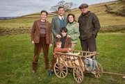 v.l.n.r.: Jenny Alderson (Imogen Clawson), James Herriot (Nicholas Ralph), Helen Herriot (Rachel Shenton), Richard Alderson (Tony Pitts) v.l.n.r.: Jenny Alderson (Imogen Clawson), James Herriot (Nicholas Ralph), Helen Herriot (Rachel Shenton), Richard Alderson (Tony Pitts)