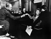 "Anatomie eines Mordes", Laura Manion bittet den Anwalt Paul Biegler, die Verteidigung ihres Mannes zu &uuml;bernehmen. Leutnant Manion ist angeklagt, einen Barbesitzer erschossen zu haben, weil dieser Laura Gewalt angetan haben soll. Doch w&auml;hrend der Verteidiger die Geschworenen von der Unzurechnungsf&auml;higkeit Manions zu &uuml;berzeugen versucht, beginnt er selbst, an der Glaubw&uuml;rdigkeit seines Mandanten zu zweifeln.Im Bild (v.li.): James Stewart (Paul Biegler), Joseph N. Welch (Richter Weaver), Lee Remick (Laura Manion).  SENDUNG: ORF3 - FR - 30.12.2016 - 13:10 UHR. - Veroeffentlichung fuer Pressezwecke honorarfrei ausschliesslich im Zusammenhang mit oben genannter Sendung oder Veranstaltung des ORF bei Urhebernennung.  Foto: ORF/EOS Entertainment.  Anderweitige Verwendung honorarpflichtig und nur nach schriftlicher Genehmigung der ORF-Fotoredaktion.  Copyright: ORF, Wuerzburggasse 30, A-1136 Wien, Tel. +43-(0)1-87878-13606