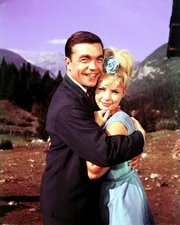 Endlich liegen sie sich in den Armen: Fred (Claus Biederstaedt) und Susanne (Vivi Bach).