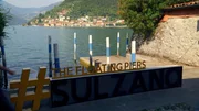 Der Verpackungsk&uuml;nstler Christo verwirklichte 2016 am Iseo-See sein Gro&szlig;projekt &bdquo;The Floating Piers&ldquo;. Goldgelbe Schwimmstege verbanden die Insel Monte Isola mit dem Ufer. Das Ereignis dauerte nur 16 Tage und zog 1,2 Millionen Besucher in seinen Bann. Heute zeugt nur noch das Schild von dem Kunstprojekt.