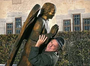 So eng h&auml;tte die Bekanntschaft mit h&ouml;lzernen Engel f&uuml;r Kommissar Baumert (G&uuml;nther Maria Halmer) gar nicht sein m&uuml;ssen ...