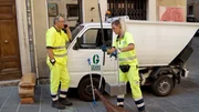 Steile Treppe, enge Gassen. In Perugia muss die Strassenreinigung mit dem Handbesen erfolgen. Lando Morganti (links) und seine Kollegin sind im Dauereinsatz, damit Perugia rund um die Uhr gepflegt aussieht.