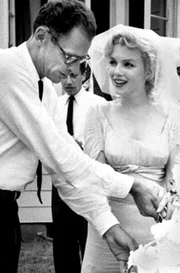 1956 heiratet Marilyn Monroe den bekannten Schriftsteller Arthur Miller. Die im Zentrum der öffentlichen Aufmerksamkeit stehende Ehe hält vier Jahre, ehe es zum Bruch kommt. 1956 heiratet Marilyn Monroe den bekannten Schriftsteller Arthur Miller. Die im Zentrum der öffentlichen Aufmerksamkeit stehende Ehe hält vier Jahre, ehe es zum Bruch kommt.