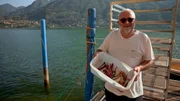 Fernando Soardi ist einer von 30 Berufsfischern am See. Er stammt aus dem Ort Carzano auf Monte Isola. Schon sein Urgro&szlig;vater war hier Fischer. Der Fischfang war &uuml;ber Jahrhunderte die wichtigste Lebensgrundlage der Insulaner.