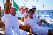Kapit&auml;n Luca Bonjean (links im Bild) segelt mit seiner Crew bei der Regetta Vele d`Epoca mit.