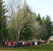 "Vom Aschenkreuz zum Osterlicht", Das Osterfest nimmt im Kirchenjahr eine vorrangige Stellung ein. Die Feier von Leiden, Tod und Auferstehung Jesu ist das Kernst&uuml;ck des christlichen Glaubens. Schon am Aschermittwoch beginnt die Quadragesima, die 40 Tage dauernde Fastenzeit. Sie endet mit dem Gr&uuml;ndonnerstag und soll Vorbereitung sein auf das h&ouml;chste Fest im Kirchenjahr. Zahlreiche Br&auml;uche und Riten werden in dieser Zeit praktiziert. So werden am Aschermittwoch bei den Gottesdiensten die Aschenkreuze ausgeteilt und in der Fastenzeit die Altarr&auml;ume in den Kirchen durch Fastent&uuml;cher verh&uuml;llt. W&auml;hrend das Aufstellen von Weihnachtskrippen ein weitverbreiteter Brauch ist, sind Fastenkrippen in K&auml;rnten eine Rarit&auml;t. Untrennbar mit der Quadragesima verbunden sind aber auch Kreuzwegandachten und Palmweihen.Gestaltung: Karl AltmannEine Produktion aus dem Landesstudio K&auml;rnten.