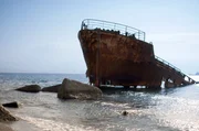 Ein altes Schiffswrack liegt im Meer vor Sizilien.