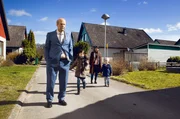 Ove (Rolf Lassg&aring;rd) und seine neuen Nachbarn: Die hochschwangere Parvaneh (Bahar Pars, hinten) mit ihren Kindern Sepideh (Nelly Jamarani) und Nasanin (Zozan Akg&uuml;n, re.).