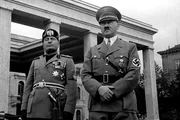 Mussolini und Adolf Herr Hitler stehen w&auml;hrend der Parade in M&uuml;nchen auf dem Podium.