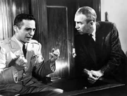 Leutnant Manion (Ben Gazzara, li.) macht vor Gericht deutlich, wie und warum er den Vergewaltiger seiner Frau ermordet hat. Sein Verteidiger Paul Biegler (James Stewart) ist &uuml;berzeugt, dass die Staatsanwaltschaft seinen Mandanten daraufhin freisprechen wird.