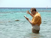 Josef Hader beim vergeblichen Versuch, das Rote Meer zu teilen.