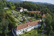 &Ouml;sterreichs historische Gartenpracht Schlossgarten Herberstein Dank grosser Geldsummen gelingt diese Herkulesaufgabe. Auf Schloss Herberstein erh&auml;lt man bis heute mit grossem Aufwand den symmetrischen Garten auf dem Felsen