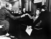 "Anatomie eines Mordes", Laura Manion bittet den Anwalt Paul Biegler, die Verteidigung ihres Mannes zu &uuml;bernehmen. Leutnant Manion ist angeklagt, einen Barbesitzer erschossen zu haben, weil dieser Laura Gewalt angetan haben soll. Doch w&auml;hrend der Verteidiger die Geschworenen von der Unzurechnungsf&auml;higkeit Manions zu &uuml;berzeugen versucht, beginnt er selbst, an der Glaubw&uuml;rdigkeit seines Mandanten zu zweifeln.Im Bild (v.li.): James Stewart (Paul Biegler), Joseph N. Welch (Richter Weaver), Lee Remick (Laura Manion).  SENDUNG: ORF2 - MI - 09.11.2011 - 00:15 UHR. - Veroeffentlichung fuer Pressezwecke honorarfrei ausschliesslich im Zusammenhang mit oben genannter Sendung oder Veranstaltung des ORF bei Urhebernennung.  Foto: ORF/EOS Entertainment.  Anderweitige Verwendung honorarpflichtig und nur nach schriftlicher Genehmigung der ORF-Fotoredaktion.  Copyright: ORF, Wuerzburggasse 30, A-1136 Wien, Tel. +43-(0)1-87878-13606