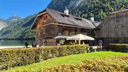 Das Fischer-St&uuml;berl in Sankt Bartolom&auml;. Im Hintergrund ist der K&ouml;nigssee und Gebirge zu sehen.