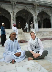 SF unterwegs - Rajasthan Shabhu Bhai mit Moderatorin Andrea Jansen