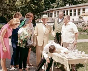 (v.li.): Trude Herr (Sieglinde), Elisabeth Stiepl (Maria Kahn), Gunther Philipp (Karlheinz Eberhard Strax), Peter Weck (Franz Fidelis / Benedikt Fidelis), Adi Berber (Harald), Rolf Olsen (Direktor Hugo Maria Kahn).